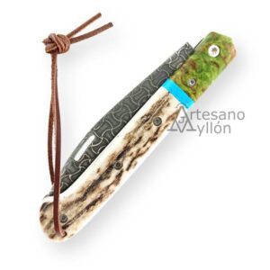 Navaja Miguel Nieto ART-209 cerrada, con mango artesanal de asta de ciervo y abedul estabilizado verde, separador azul y hoja parcialmente visible, con cordón de cuero.