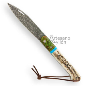 Navaja Miguel Nieto ART-209 artesanal abierta, con hoja de acero Böhler N690Co grabada y mango mixto de abedul estabilizado verde con asta de ciervo y separador azul.