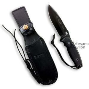 Cuchillo Aitor Crow Negro junto a su funda de cuero negro