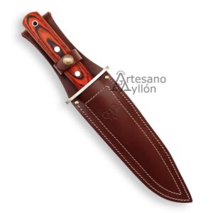 Cuchillo JBK I enfundado en su funda de cuero marrón con costuras blancas
