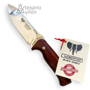Detalle del cuchillo Cudeman FAB 298-KP con mango de cocobolo y hoja grabada y etiqueta de edición limitada