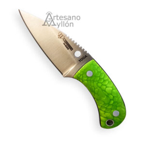 Detalle del cuchillo Cudeman Yoda 200-JV con mango Juma verde