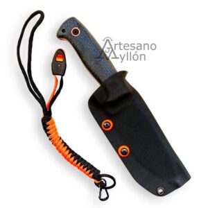 Cuchillo J&V Black Bear 1501-YU-PA enfundado en funda de Kydex con cordón táctico