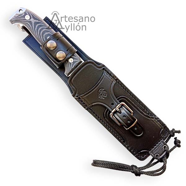 Cuchillo J&V BS9 1601-M1 enfundado en funda de piel negra con hebilla