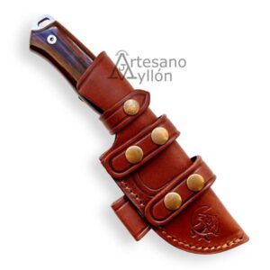 Cuchillo J&V Chacal Bushcraft enfundado en funda de piel marrón con cierres