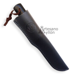 Cuchillo Main Survival 3000 enfundado en su funda de cuero negra, con mango parcialmente visible y cordón de cuero sobresaliendo.