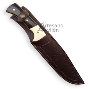 Cuchillo de caza Mudela Gamo 1018 enfundado en su funda de cuero marrón, con mango visible compuesto de madera de granadillo oscura y parte frontal en micarta color marfil.