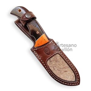 Cuchillo Muela Kudu Serie Limitada enfundado en funda de cuero con pelo de antílope