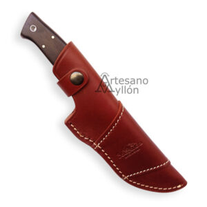Cuchillo Salamandra Nanuk 500133 enfundado en una funda de cuero marrón con broche metálico, costuras visibles y logotipo grabado en la parte inferior.