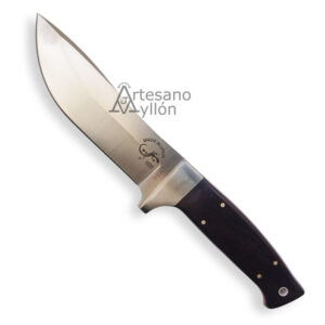 Cuchillo de caza Salamandra Nanuk 500133 con hoja ancha de acero Böhler N695 y mango de madera natural de granadillo con separadores de fibra roja, visto en posición horizontal sobre fondo blanco.