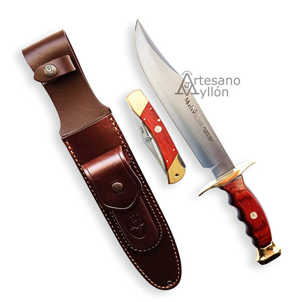 Vista completa del cuchillo Muela BW-22 con hoja tipo Bowie y mango de madera prensada coral, acompañado por una navaja plegable del mismo estilo y una funda doble de cuero marrón con broche.