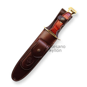 Cuchillo Muela BW-22 y navaja plegable guardados en funda canguro de cuero marrón con costuras visibles y broches de seguridad.