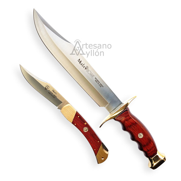 Primer plano del cuchillo de hoja larga tipo Bowie y navaja plegable de mango rojo con virolas doradas, ambas piezas del conjunto Muela BW-22N.