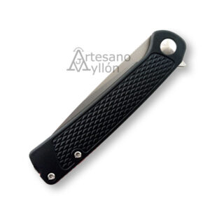 Navaja Boker Plus Fire Ant Black 01BP0026 cerrada, mostrando el mango antideslizante de color negro con textura en relieve.