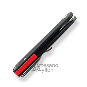 Navaja Boker Plus Fire Ant Black 01BP0026 cerrada, mostrando el mango antideslizante de color negro con textura en relieve.