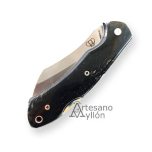 Navaja Cudeman Tundra 346-JN cerrada, con mango de Juma negra pulida.