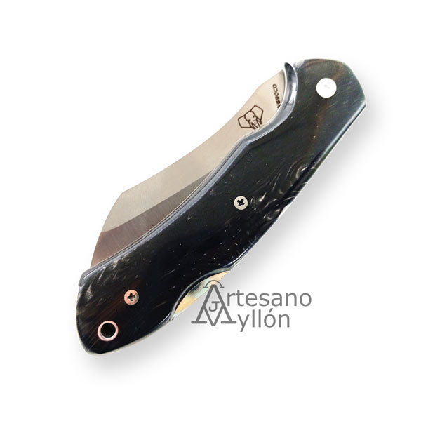 Navaja Cudeman Tundra 346-JN cerrada, con mango de Juma negra pulida.