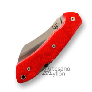 Navaja Cudeman Tundra 346-JR cerrada, con mango de Juma roja con textura escamada.