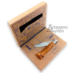 Navaja Opinel Néo6 Opiflex abierta dentro de su estuche de cartón decorado.