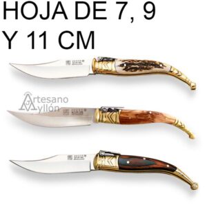 Tres navajas Joker de estilo sevillano dispuestas horizontalmente, con mangos de asta de ciervo, olivo y stamina roja, y hojas de 7.5, 9 y 11 cm de acero MOVA satinado, sobre fondo blanco con texto informativo.