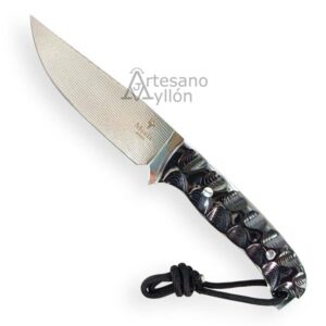 Cuchillo Muela Husky 10M-DX con hoja de acero damasco inoxidable Damax de 135 capas y mango de micarta negra 3D con cordón fiador, sobre fondo blanco.