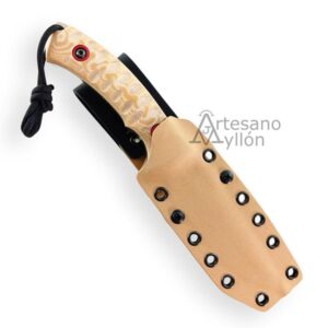 Cuchillo Muela Phantom 12D/K enfundado en una funda de Kydex color arena con múltiples ojales para portabilidad, mostrando el mango de micarta y cordón fiador.