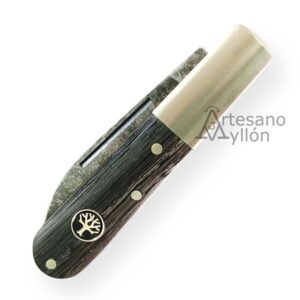 Navaja Böker Barlow Oak Tree 100503 cerrada, mostrando el mango de madera de roble de pantano con escudo decorativo y virola de alpaca.