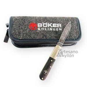 Navaja Böker Barlow Oak Tree 100503 abierta, colocada delante de su funda de transporte gris con cremallera y logotipo bordado de Böker Solingen.