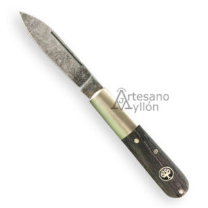 Navaja Böker Barlow Oak Tree 100503 abierta, con hoja de acero al carbono C75 acabado acid wash oscuro y mango de madera de roble de pantano, sobre fondo blanco.