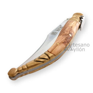 Navaja Joker Jerezana cerrada, con mango de madera de olivo, virola decorada y hoja parcialmente visible, sobre fondo blanco.