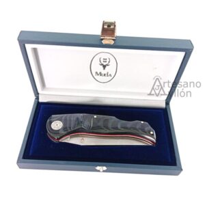 Navaja Muela Navalia 10M-DX cerrada en estuche de presentación azul con interior aterciopelado y logo de Muela en la tapa, ideal para regalo o colección.