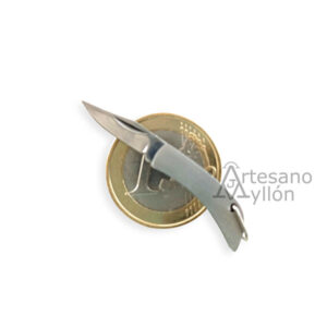 Navaja Third Miniatura N89-1 en posición abierta, con hoja de acero inoxidable y mango metálico, colocada sobre una moneda de un euro para mostrar su tamaño reducido.