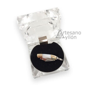 Navaja Third Miniatura N89-3 cerrada, con mango de acero y abulón, dentro de un estuche de metacrilato transparente con base de terciopelo negro.