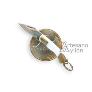 Navaja Third Miniatura N89-3 en posición abierta, con hoja de acero 420 de brillo espejo y mango metálico con virolas de alpaca e inserción de abulón, colocada sobre una moneda de un euro para mostrar su tamaño reducido.