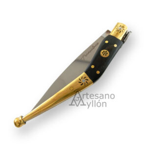 Navaja Tramuntana Empordanesa N18LE cerrada, con mango en acero decorado e inserciones de asta natural y virolas grabadas en acabado dorado.