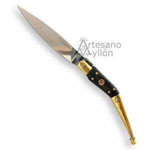 Navaja Tramuntana Empordanesa N18LE abierta, con hoja de acero 420 pulido a espejo de 8,2 cm y mango decorado con asta y virolas doradas grabadas.