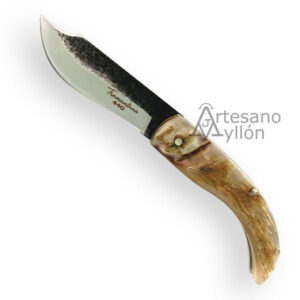 Navaja Tramuntana N91C abierta, con hoja de acero inoxidable 440 de 6,5 cm con acabado amartillado y filo satinado, y mango de cuerno de carnero.