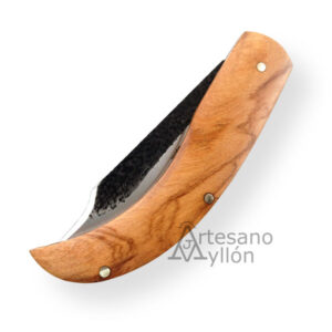 Navaja Tramuntana N91O cerrada, con mango de madera de olivo y hoja de acero 440 parcialmente visible.