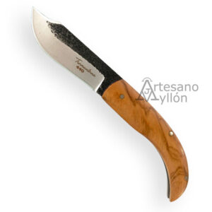 Navaja Tramuntana N91O abierta, con hoja de acero inoxidable 440 de 6,5 cm con acabado amartillado y corte satinado, y mango de madera de olivo.