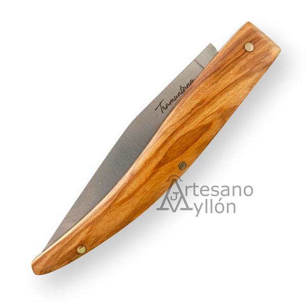 Navaja Tramuntana N92O cerrada, con mango de madera de olivo y hoja satinada parcialmente visible.