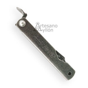 Navaja japonesa Miyamoto Higonokami 76146 cerrada, con mango de acero inoxidable gris y palanca tradicional.