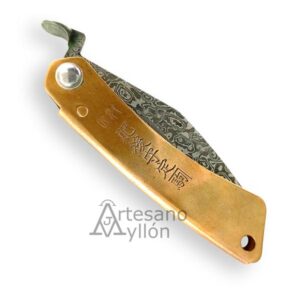 Navaja japonesa Miyamoto Higonokami Kukri 76150 cerrada, con mango de latón grabado y hoja damasco parcialmente visible.