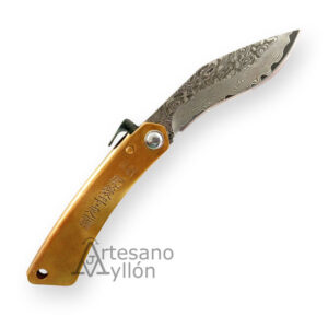 Navaja japonesa Miyamoto Higonokami Kukri 76150 abierta, con hoja curva en acero damasco de 71 capas y mango de latón grabado con caracteres japoneses.