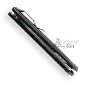 Navaja Iakue Dandy 11058 cerrada, mostrando el mango de G-10 negro con clip de bolsillo y hueco para cordón fiador.