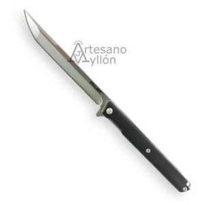 Navaja Iakue Pluma 11097 abierta, hoja satinada de acero D2 de 9 cm y mango estilizado con cachas de G-10 negro.