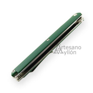 Navaja Iakue Pluma 11098 cerrada, con mango alargado en G-10 verde y estructura de acero inoxidable.