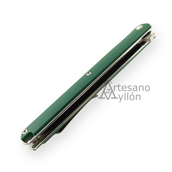 Navaja Iakue Pluma 11098 cerrada, con mango alargado en G-10 verde y estructura de acero inoxidable.