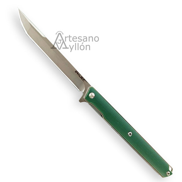 Navaja Iakue Pluma 11098 completamente abierta, con hoja de acero D2 satinado y mango de acero inoxidable con cachas de G-10 verde.