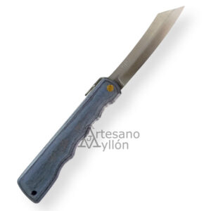 Navaja japonesa Nagao Higonokami 76140 abierta, hoja en acero inoxidable VG10 con filo pulido y mango de madera azul.