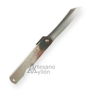 Navaja japonesa tradicional Nagao Higonokami abierta, con hoja en acero carbono SK y mango de acero inoxidable grabado con caracteres japoneses.